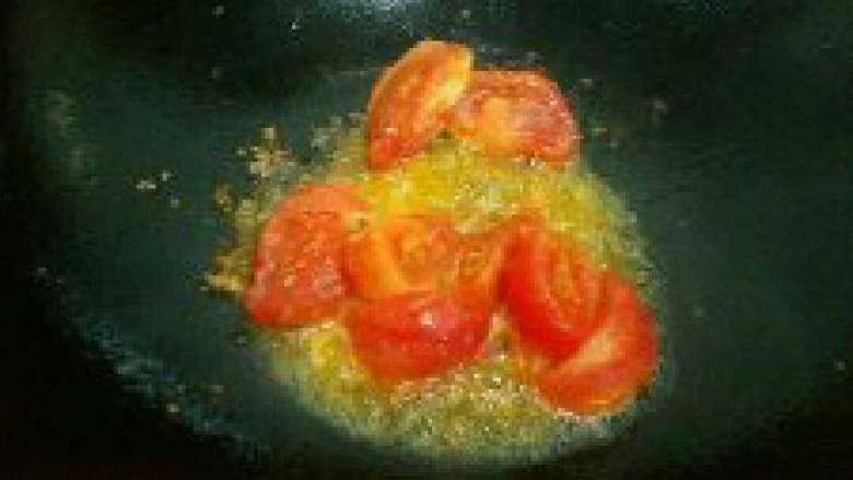 西红柿炖鱼,
不用刷锅，锅里直接放入西红柿翻炒。