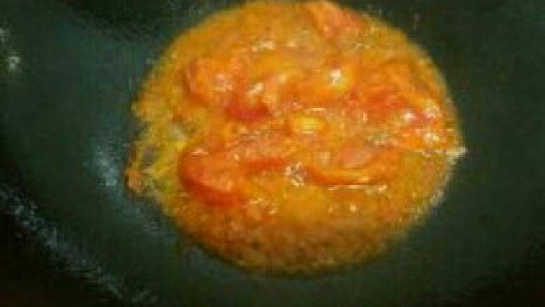 西红柿炖鱼,将西红柿炒出汁来。

