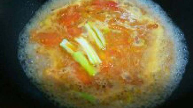 西红柿炖鱼,然后往锅中添半碗水，放入葱姜蒜，生抽，盐将汁煮开。