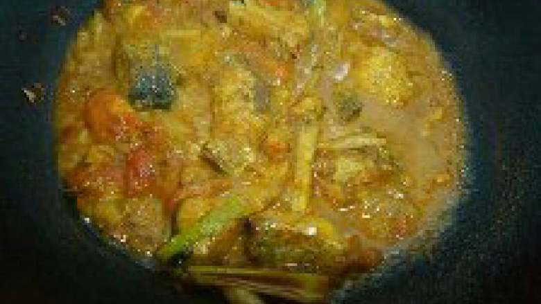 西红柿炖鱼,汤汁变浓稠时就可以放入鸡精进行调味出锅。