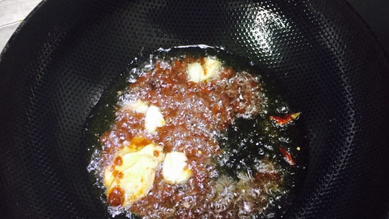 大锅菜,油锅热加豆瓣酱炒制