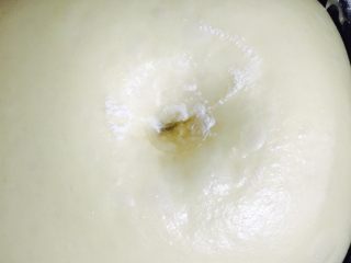 蜂蜜小面包,和好的表面光滑，发酵50-120分钟（看天气情况，天热发酵快一些）用手指蘸些面粉插入面团，插出的小孔不会立即回缩及第一次发酵完成