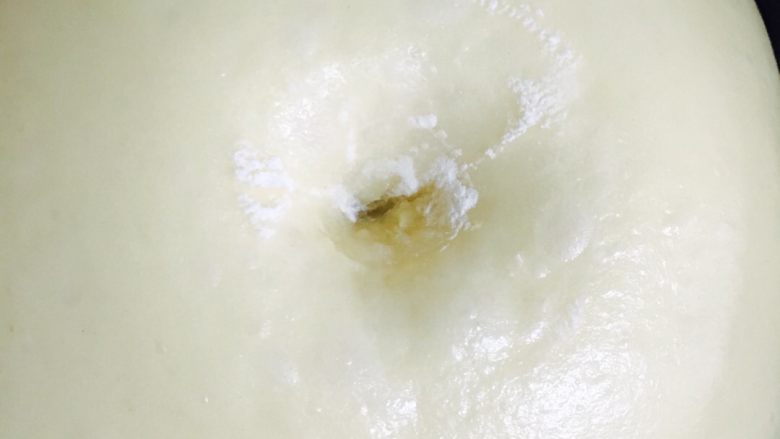 蜂蜜小面包,和好的表面光滑，发酵50-120分钟（看天气情况，天热发酵快一些）用手指蘸些面粉插入面团，插出的小孔不会立即回缩及第一次发酵完成