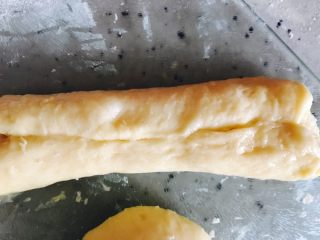 蜂蜜小面包,将面片两侧向中间对折，中间不留缝隙