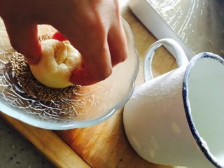 蜂蜜小面包,将白芝麻装入小碗，使其底部均匀粘上一层白芝麻