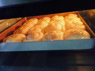 蜂蜜小面包,放入烤盘中下层160℃上下火烤25分钟
