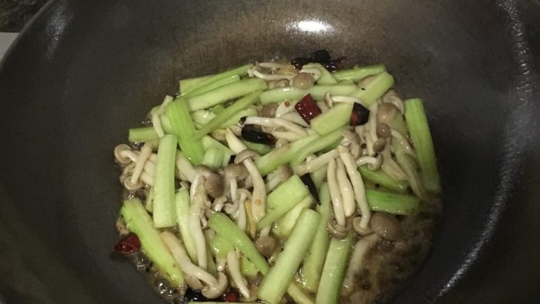 丝瓜炒蟹味菇,热锅冷油放入配料，炒香后放入食材