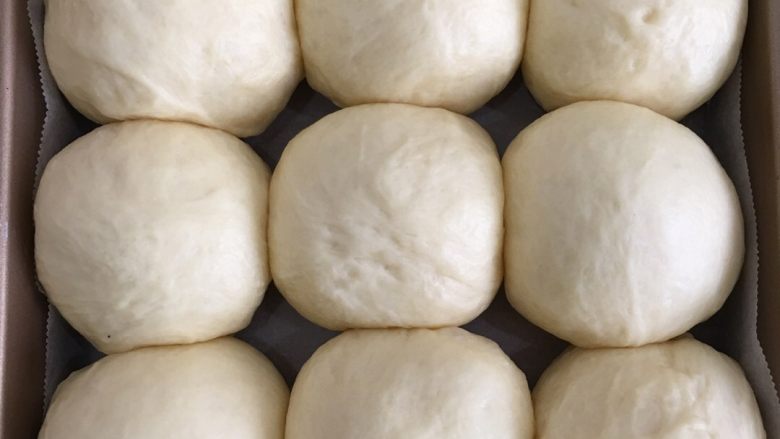 超软的小面包,取一个面团，用手不停揉搓滚圆，使其成为球状，放入烤盘中