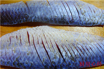 铁锅烤草鱼,将剔下的鱼肉，打上很密实的一字直刀，要从鱼皮的一面打花刀，刀口不要太深，切断鱼皮即可。