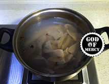 炒猪腰花怎么做才能去腥臊味？ ,锅中烧开水；放进腰花只要一打卷变色就可以捞出来。