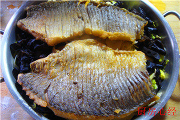铁锅烤草鱼,将炸好的鱼片，码在铁锅的配菜上面。