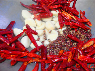 铁锅烤草鱼,另起锅，加入大蒜、花椒、干辣椒，少许清水煮干水分。