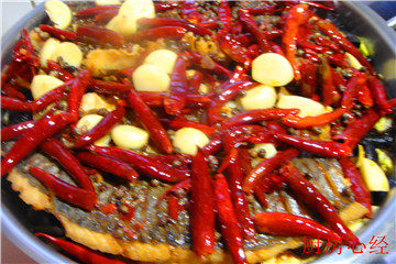 铁锅烤草鱼,最后，将锅中的红汤倒入铁锅的鱼片上面。放在电磁炉上加热煮开，直接在桌子上食用。