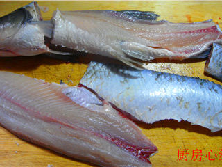 铁锅烤草鱼,只保留鱼肉做烤鱼，不用吐刺很方便。
鱼头；鱼骨可以煮鱼汤喝。