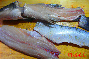 铁锅烤草鱼,只保留鱼肉做烤鱼，不用吐刺很方便。
鱼头；鱼骨可以煮鱼汤喝。