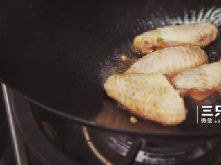 桂花红糖鸡翅丨三只咸鱼,热锅，放少许油，放入腌制好的鸡翅