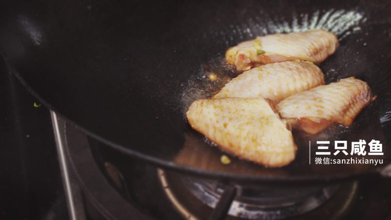 桂花红糖鸡翅丨三只咸鱼,热锅，放少许油，放入腌制好的鸡翅