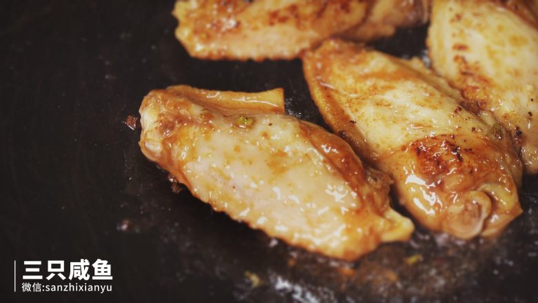 桂花红糖鸡翅丨三只咸鱼,用小火煎至两面金黄，注意控制火候，盛出备用