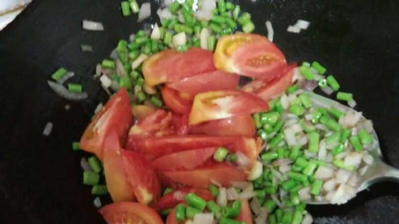 西红柿豆角鸡肉意面,加入西红柿继续炒炒炒