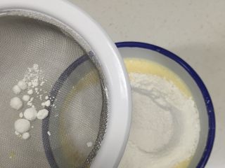 榴莲千层,筛入低粉，晒过的细一些，如果不筛面饼容易起坨。混合搅匀。