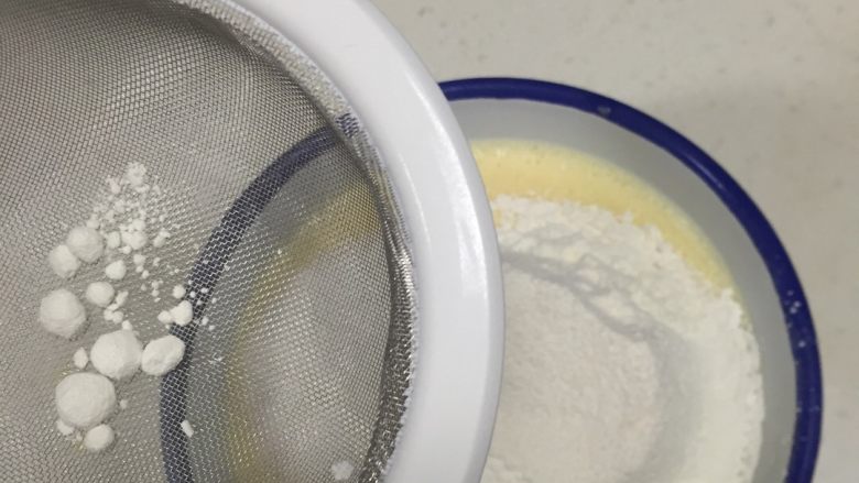 榴莲千层,筛入低粉，晒过的细一些，如果不筛面饼容易起坨。混合搅匀。