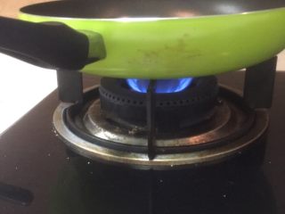 榴莲千层,用油刷把平底锅刷一层玉米油，火候，我是热锅以后，开到最小档，防止糊皮。