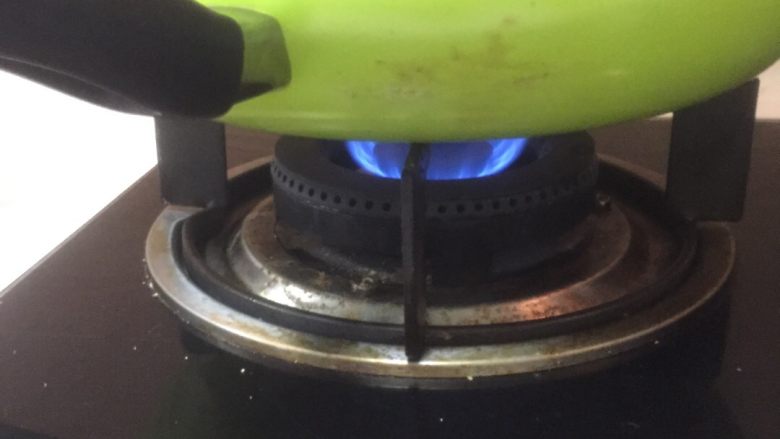榴莲千层,用油刷把平底锅刷一层玉米油，火候，我是热锅以后，开到最小档，防止糊皮。