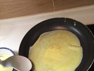 榴莲千层,舀一勺饼皮液，迅速让液体在锅内以流动的方式散开成饼皮状，用平滑的勺子从边上翻起饼皮，不要翻破了。