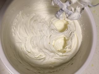 榴莲千层,此时开始做饼馅，我用的是超市买的安佳淡奶油，淡奶油用打蛋器打发到羽状，爱甜的人可以在淡奶油里加入绵白糖。