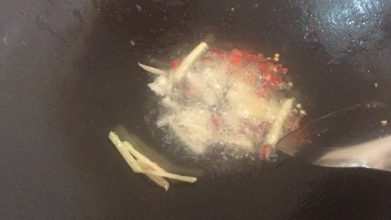 青炒白玉菇,锅里放油，加入姜蒜干辣椒爆香