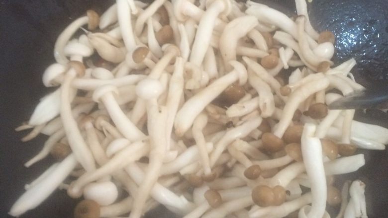 青炒白玉菇,加入白玉菇，翻炒五分钟