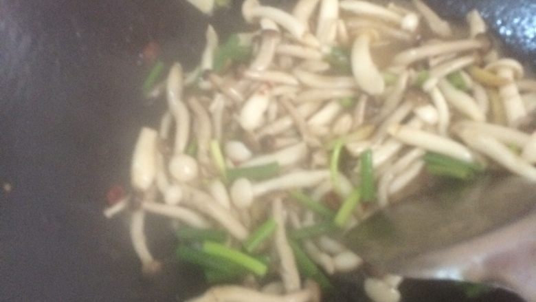 青炒白玉菇,加入盐，适量鸡粉，放入葱段叶