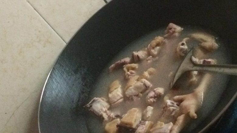 炖，土鸡,锅里加入水，烧开后加入鸡块，煮开后，去掉浮尘，过一下清水。