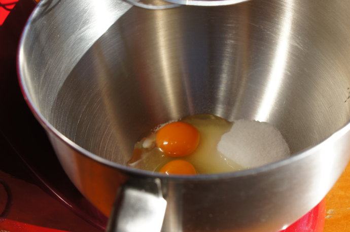 煎薄圆饼——Pikelets,用打蛋器打发鸡蛋和糖至浓稠状态