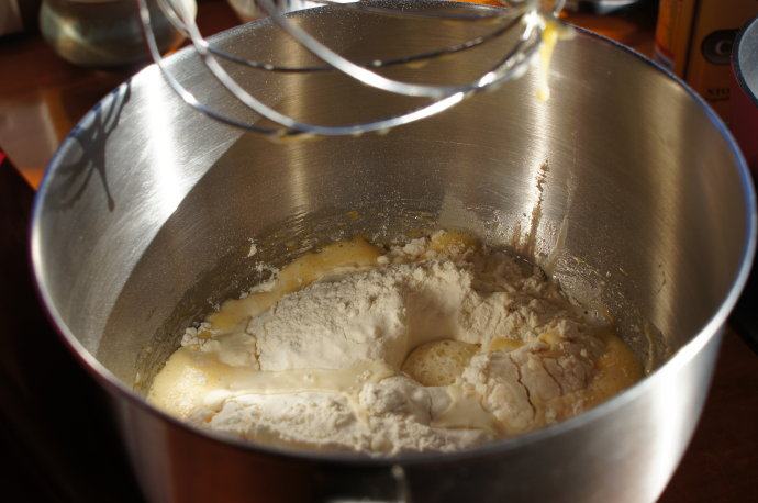 煎薄圆饼——Pikelets,面粉，泡打粉和盐过筛，放入碗里搅拌均匀