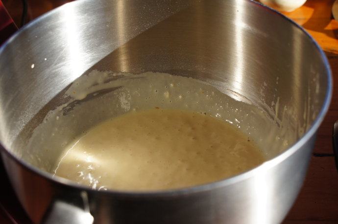 煎薄圆饼——Pikelets,把面粉倒入蛋液里，加入牛奶，用打蛋器搅拌均匀，刚好混合就可以了，不要过度搅打，以免起面筋。