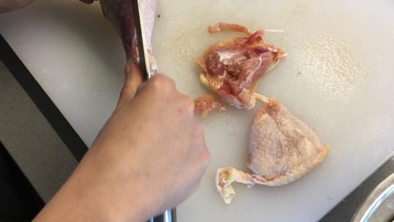 冬阴功鸡腿培根披萨,鸡腿去骨和去皮，并切成丝