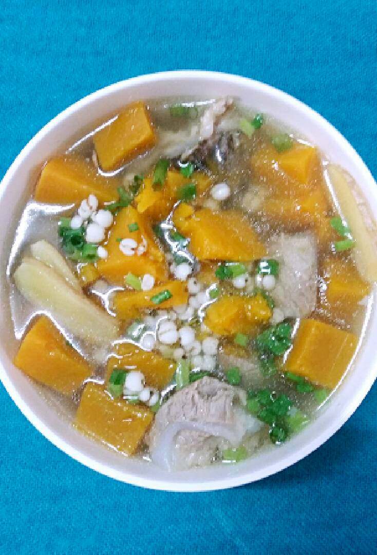 薏米南瓜骨头汤,出锅盛入汤碗中，撒上葱花即可食用。