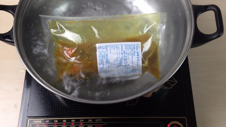 咖喱牛肉青椒焗饭,料理包放入开水中水煮加热10分钟