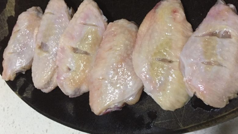 脆皮奥尔良鸡翅,洗净鸡翅 将鸡翅上下面划出2-3刀 方便入味快熟