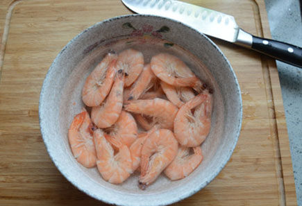 冰镇酸辣虾,捞出虾用水过2遍。