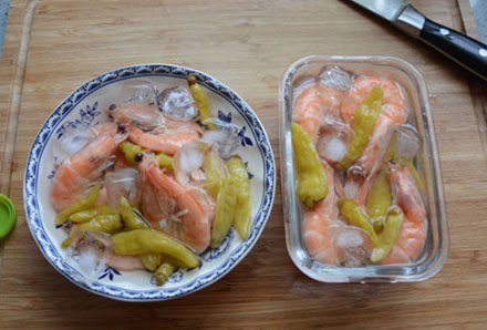 冰镇酸辣虾,放入白醋、盐、冰块、冰水，放入冰箱半小时。