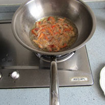 肥美小炒——香爆小河虾,锅中入油，把虾的水分沥干，虾倒入油中炸约1分钟捞出备用。