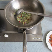 肥美小炒——香爆小河虾,锅中留少许底油，加入葱、姜、蒜、辣椒炸香。