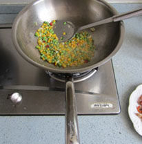 肥美小炒——香爆小河虾,加入玉米粒和豌豆炒一炒。