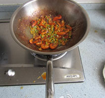 肥美小炒——香爆小河虾,放入虾炒，再加入调好的料汁倒入锅中拌匀装盘。