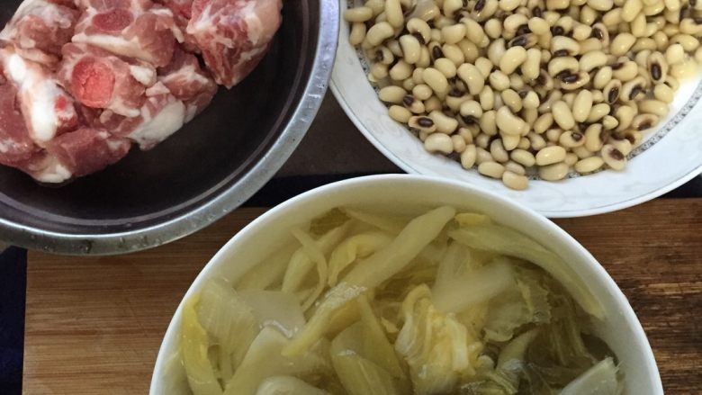 排骨鹹酸菜燜眉豆,慢🔥燜30分鐘