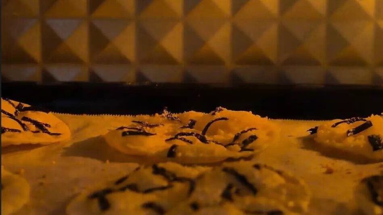 芝士海苔饼,放入烤箱中，200度，烘烤5分钟取出，趁热撒上盐和胡椒粉，放凉就可以吃啦。