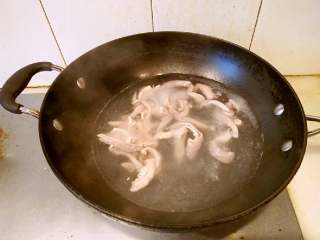 青椒炒猪肚,锅里放水500克烧沸，放入肚丝煮开2分钟到出沥干待用。