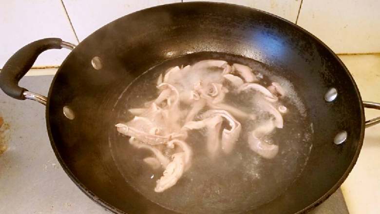 青椒炒猪肚,锅里放水500克烧沸，放入肚丝煮开2分钟到出沥干待用。